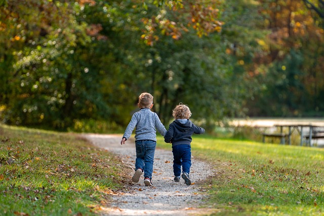 Niño y niña paseando de la mano