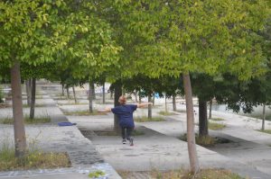Una mujer practicando deporte en el parque de Pradolongo
