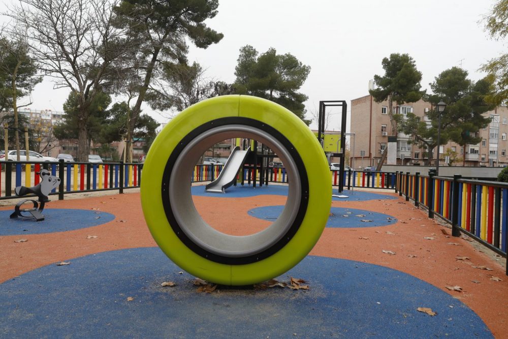 Zona infantil renovada en el parque Olof Palme de Usera