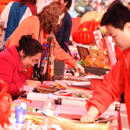 Puestos de tradiciones chinas en el Mercado de la Primavera