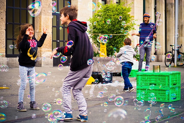 Niños jugando con burbujas al aire libre