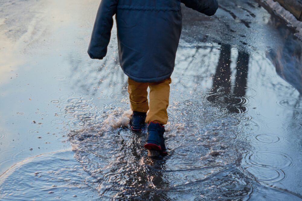 Imagen de niño caminando sobre la lluvia