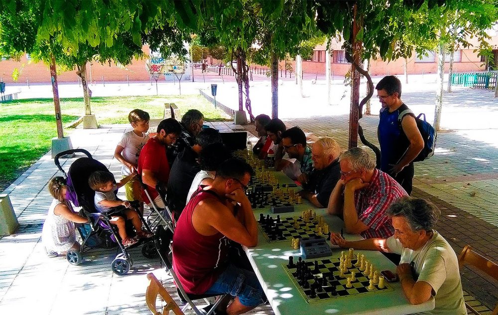 ajedrez bajo la pérgola en plaza Rosa Chacel