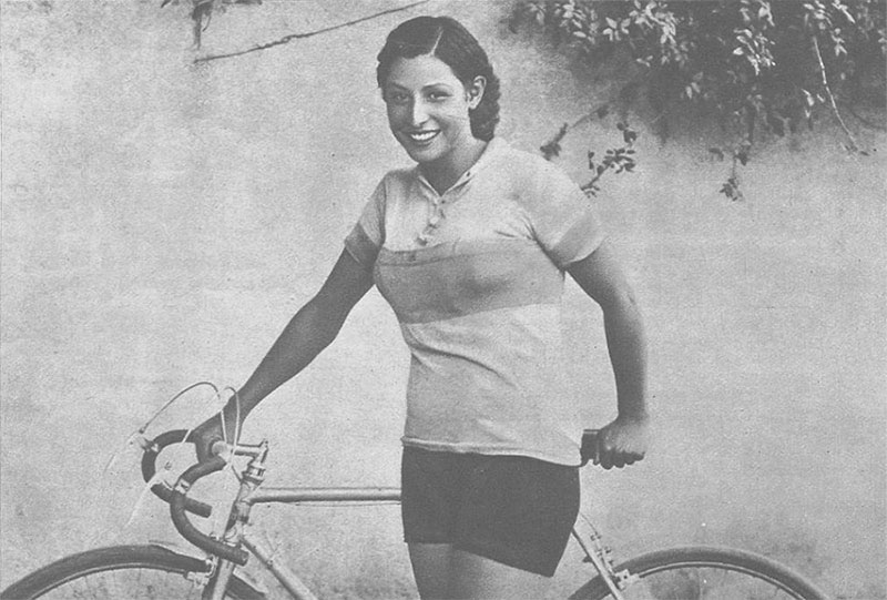 Faustina Valladolid junto a su bicicleta de competición