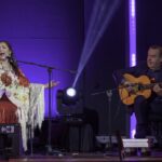 Rocío Díaz acompañada a la guitarra