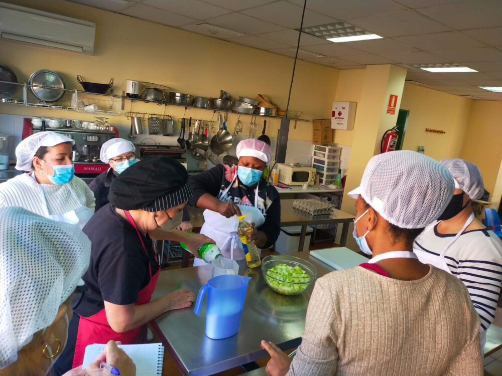 Cocinando en las instalaciones de Candelita en Vicálvaro. Auxiliar de cocina para colectividades