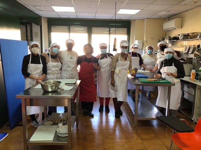 Participantes y formadora del curso Auxiliar de cocina para colectividades en Vicálvaro