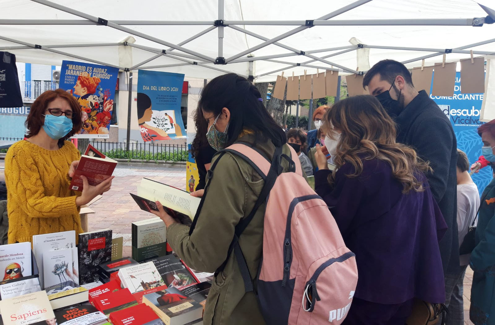 Gente mirando libros en una de las carpas el Día del Libro de Vicálvaro 2021