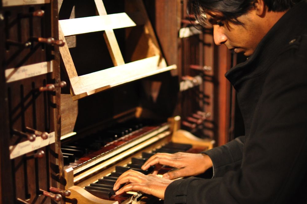 Jeremy Joseph tocando el órgano (foto: Moritz Schell)