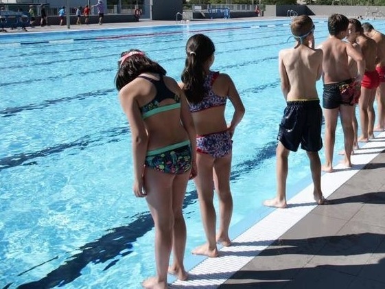 Niños y niñas en la piscina del Centro Deportivo Municipal Margot Moles