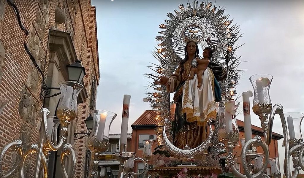 La Virgen de la Antigua en el inicio de la procesión en las fiestas patronales en su honor