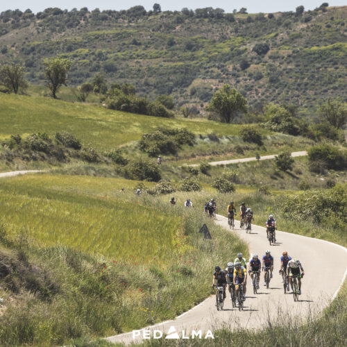 ciclistas en un camino entre montañas, imagen del Madrid to Barcelona 2024