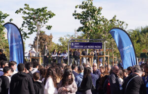 grupo de personas en los Jardines del Profesor Luis Madrid Pastor