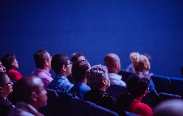 personas sentadas en las butacas, representando uno de los planes de la agenda cultural de Vicálvaro
