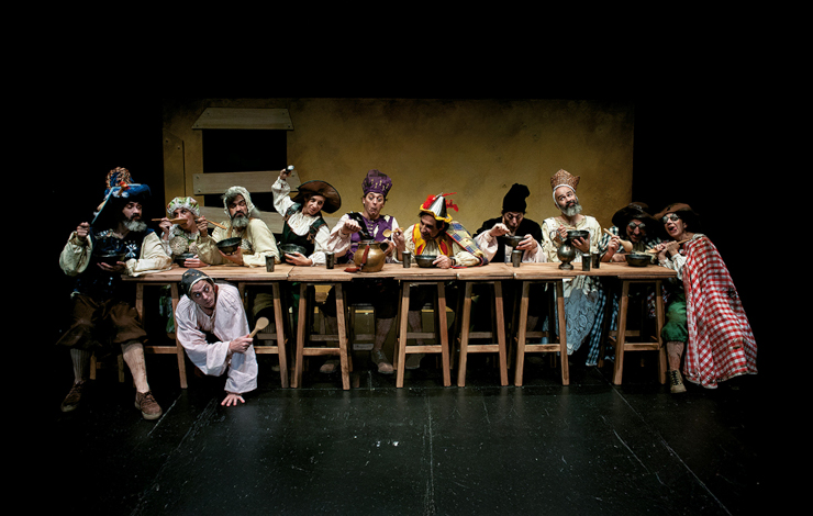 grupo de personas sentadas a lo largo de una mesa alargada, un espectáculo de la agenda cultural del 24 al 26 de octubre