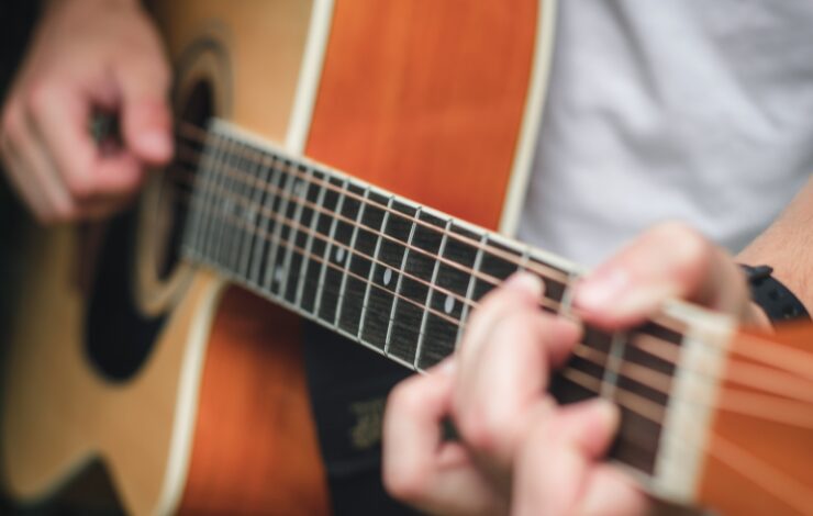 manos tocando una guitarra