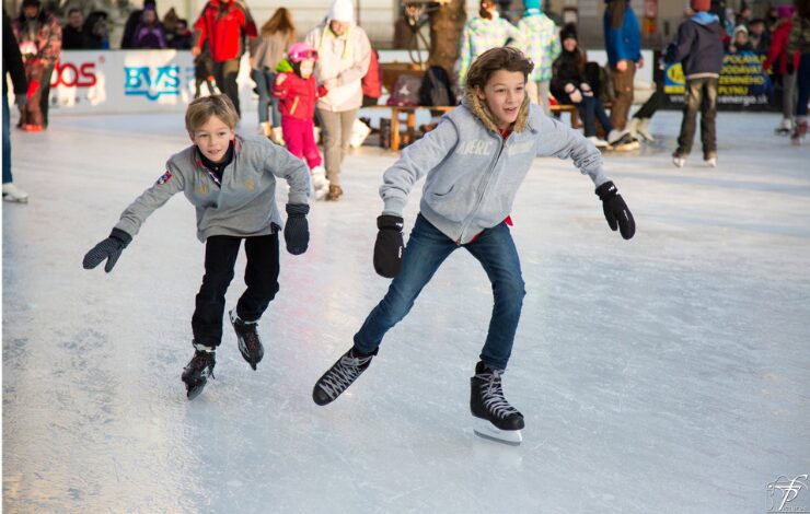 dos niños patinando sobre hielo, que representa la Navidad en Vicálvaro