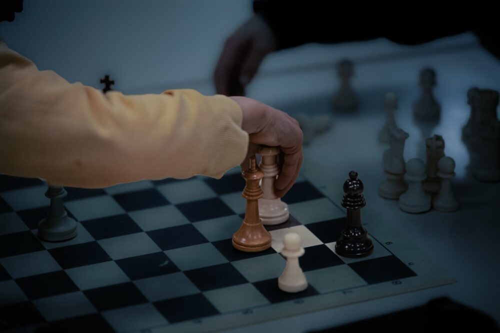 Mano moviendo ficha de ajedrez