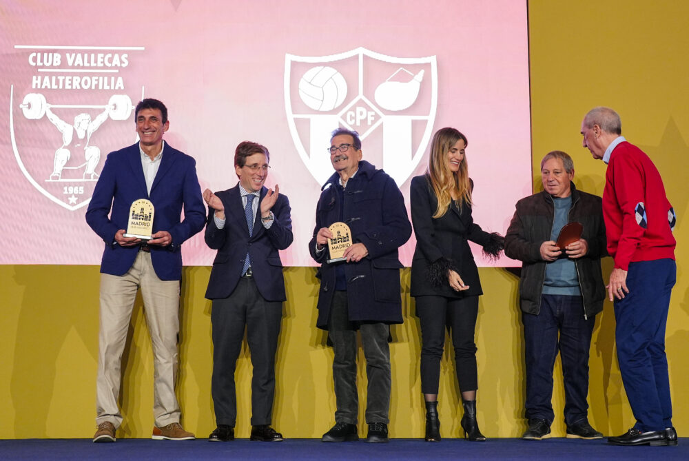 Martínez Almeida y Sonia Cea en la entrega de la distinción al Periso FC