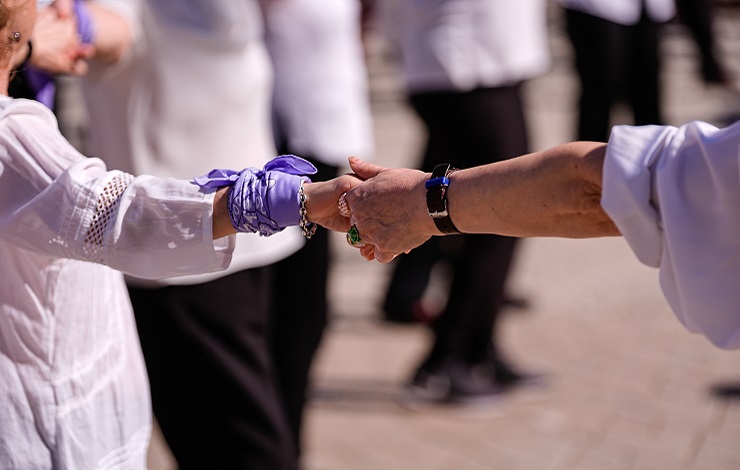 Mujeres cogidas de la mano