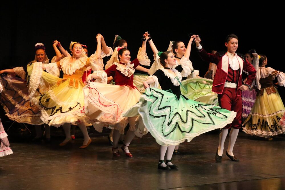 bailarinas con trajes regionales