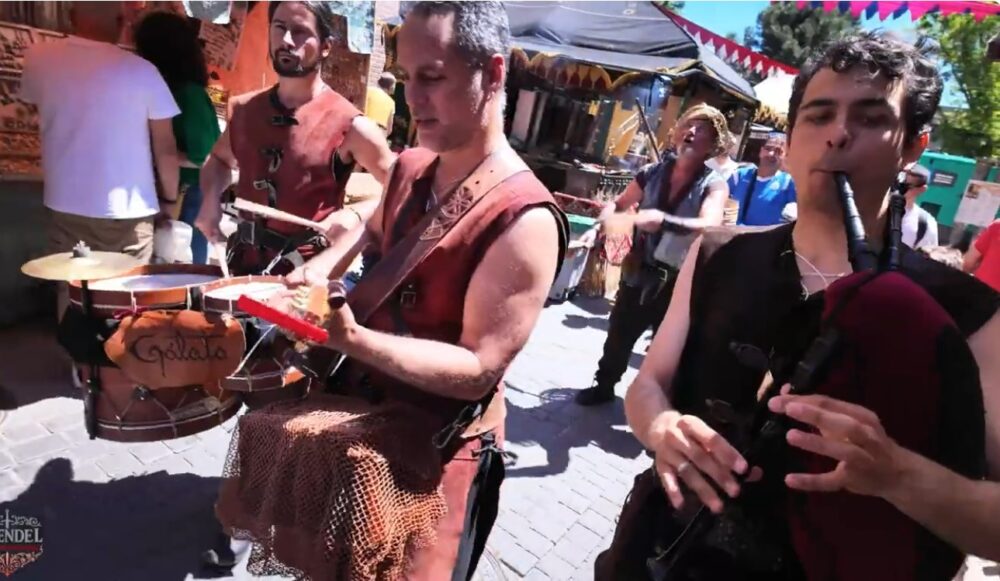 Hombres vestido de época tocan el tambor y la flauta