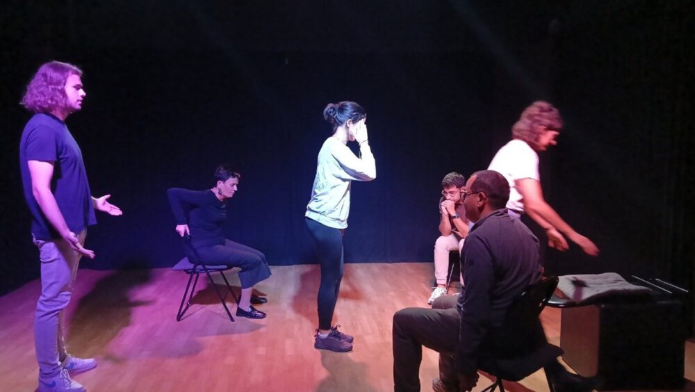 actores y actrices en escena