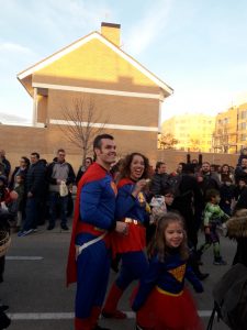 Supermán y su familia animando durante la Cabalgata de Villa de Vallecas