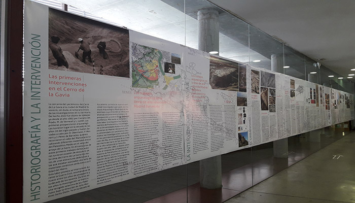 Una perspectiva de los paneles que muestran la prospectiva arqueológica realizada en el Cerro de La Gavia