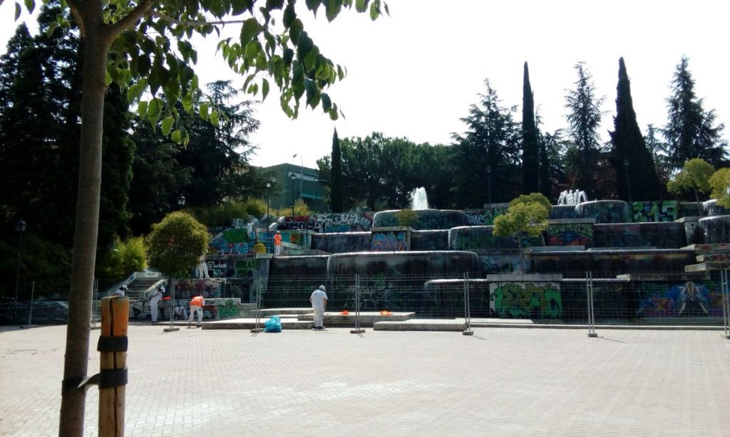 El conjunto de fuentes del Parque de las Cataratas antes del mural elaborado por los alumnos de Vallecas Valora