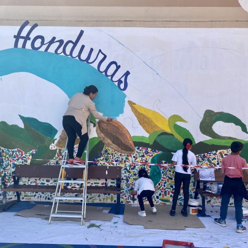 Autor del mural y con los alumnos del CEIP Honduras