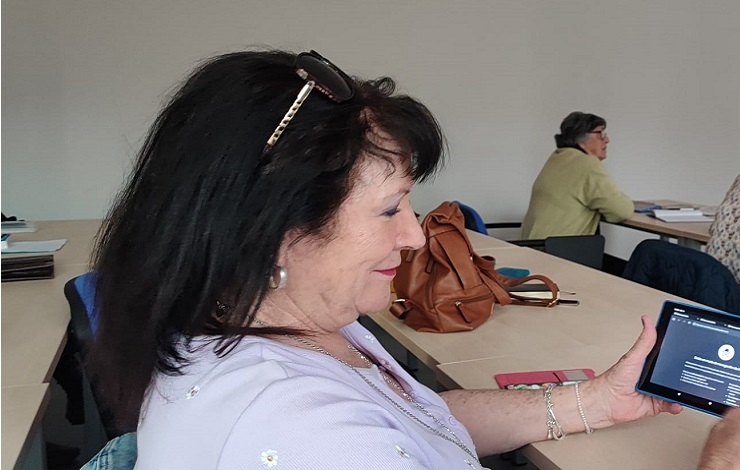 Alumna del taller de digitalización para personas mayores
