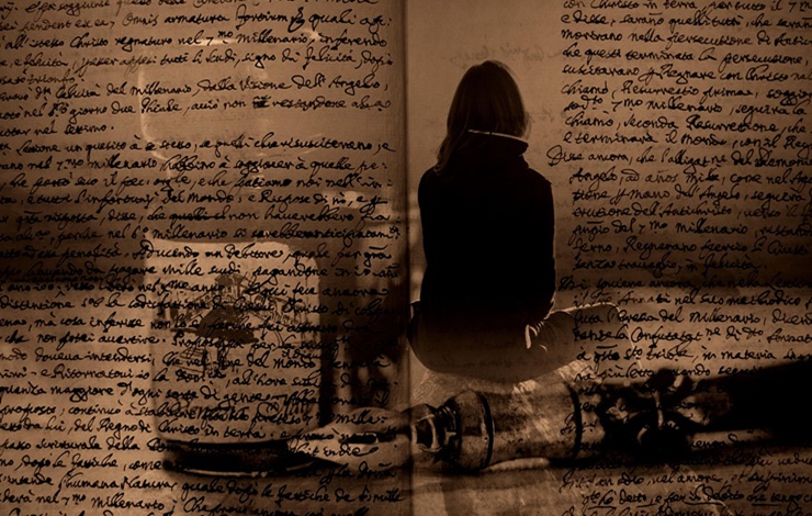 Ilustración de una mujer sobre un fondo escrito representando la tradición clásica de la literatura, la música y la poesía