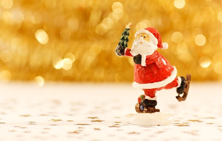 Un muñeco de Papá Noel representa la Navidad en Villa de Vallecas