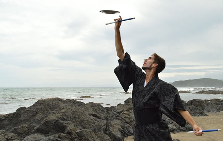 Ichiban Taka realizando un número de malabares ambientado en Japón
