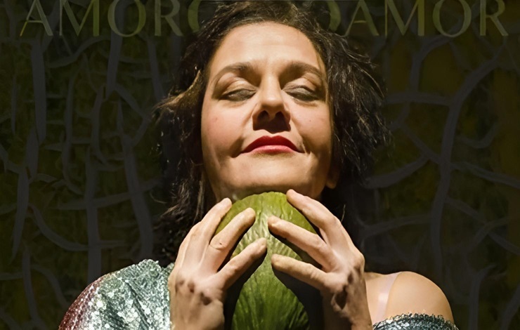 Agenda cultural. Una mujer tiene entre las manos un melón