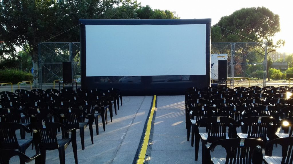 Pantalla de cine de verano en Villaverde