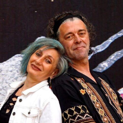 un hombre y una mujer mayores posando apoyando sus cabezas