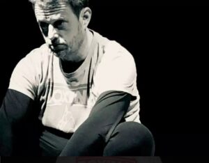 Un hombre pensativo en blanco y negro