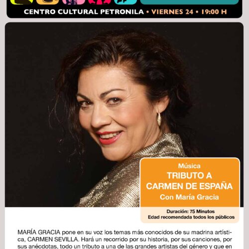 Una mujer sonriendo con fondo negro