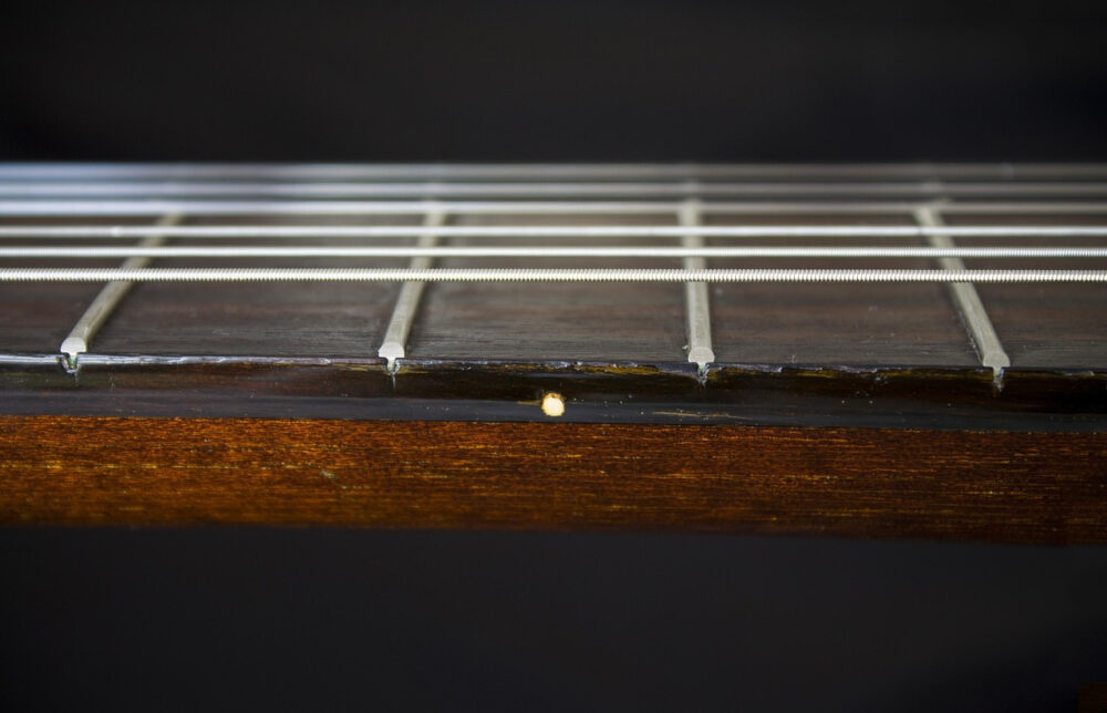 imagen de las cuerdas de una guitarra