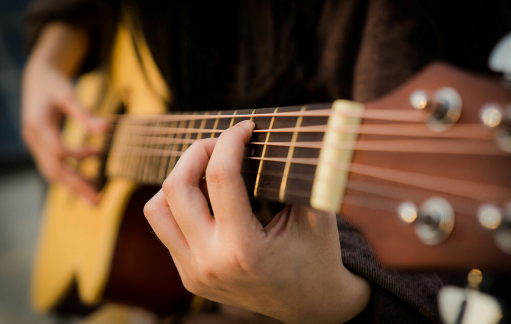 Imagen horizontal de una guitarra española
