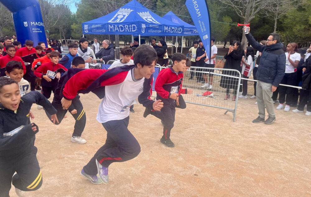 Niños corriendo en el cross de villaverde