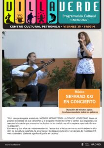 Un hombre con una guitarra y una mujer cantando en el campo