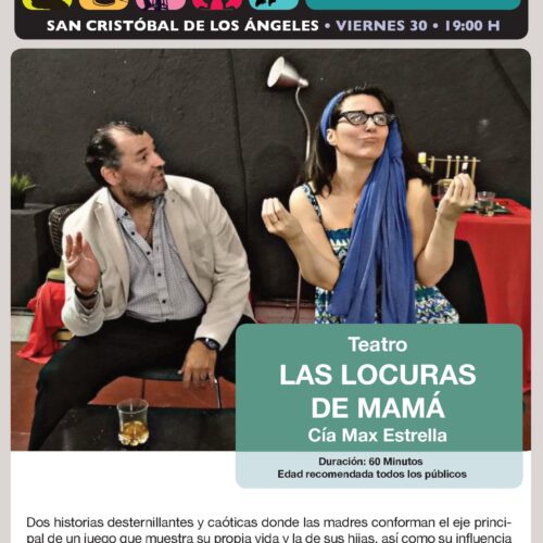 Una pareja en un sofá durante una función de teatro