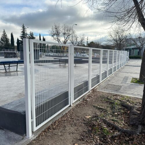 Imagen del nuevo vallado de la IDB Plaza los metales
