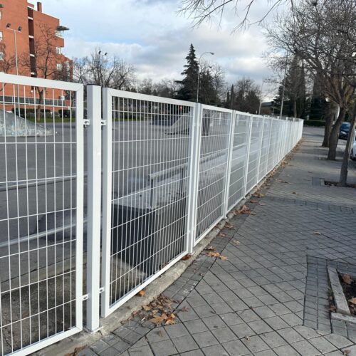 Imagen del nuevo vallado de la IDB Plaza los metales