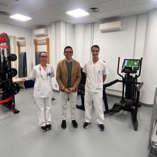 El concejal Orlando Chacón junto a los fisioterapias del centro