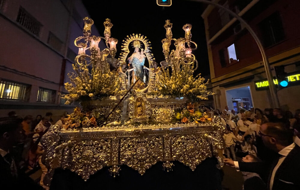 Imagen de la virgen durante las procesiones de semana santa de Villaverde