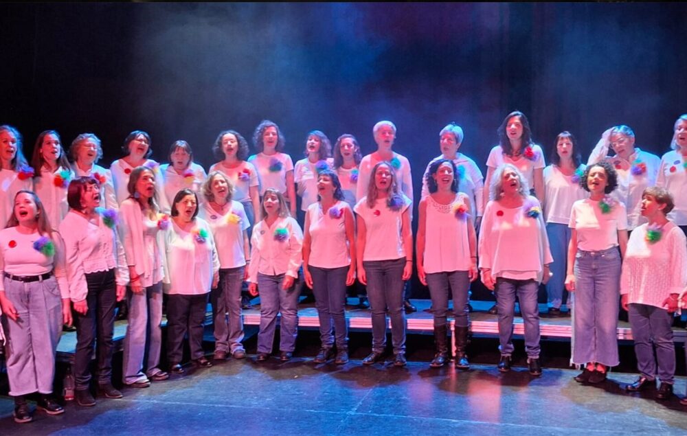 coro de mujeres vestidas de rosa